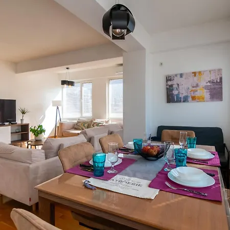 Blue High End Apts By Eluxory