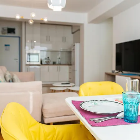 Blue High End Apts By Eluxory